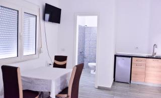 Kristi's Guesthouse - Golem - 8