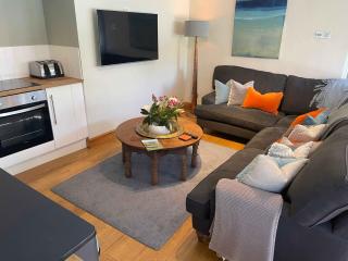 Just B -Town Centre, 2 x Double bedroom Garden Apartment - 55" Smart TV, full kitchen, Nkuku furnishing, great shower! St Elmo Cottage - 7