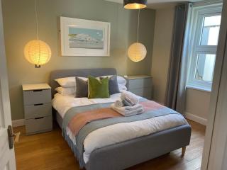Just B -Town Centre, 2 x Double bedroom Garden Apartment - 55" Smart TV, full kitchen, Nkuku furnishing, great shower! St Elmo Cottage - 4