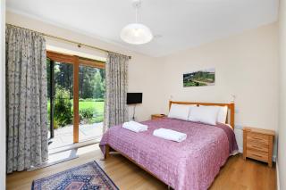 Eco 2-Bed Bungalow with Biodiverse Garden & Solar - - 0