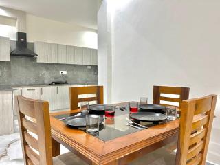 The Modern Manor Kasauli I AC I Near Toy Train station I Restaurant I Self cooking also available - Kasauli - 7