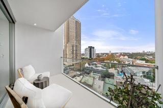 Bright 2BR Pad with Scenic City-View, Gym & Pool - Sydney - 0