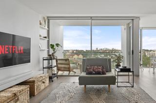 Bright 2BR Pad with Scenic City-View, Gym & Pool - Sydney - 9