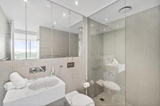 Bright 2BR Pad with Scenic City-View, Gym & Pool - 7