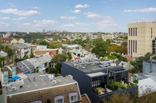 Bright 2BR Pad with Scenic City-View, Gym & Pool - Sydney - 2
