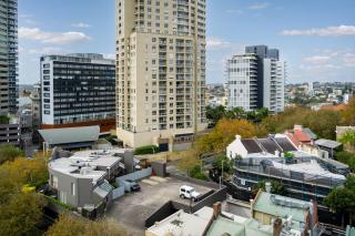 Bright 2BR Pad with Scenic City-View, Gym & Pool - Sydney - 4