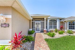 Heated Pool, Gulf Access & Dock, Pet Friendly - Villa Canal Breeze - Roelens - Cape Coral - 1