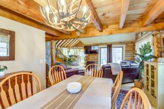 3 Mi to UMass Amherst Peaceful New England Cabin - 4