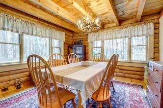 3 Mi to UMass Amherst Peaceful New England Cabin - 3