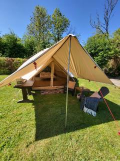 Sfeervolle Tipi tent dicht bij de kust. - 2