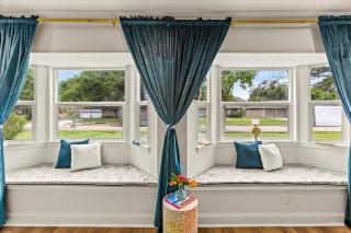 Stylish 4BR Getaway w Fire Pit 10 Min to NRG - Houston - 6
