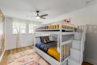 Stylish 4BR Getaway w Fire Pit 10 Min to NRG - Houston - 4