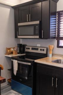 Bright 2BR Retreat - Fast WiFi - AC -5 Mins to Beach -Falmouth - 3