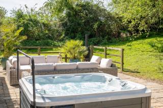 Campden Barn - Exclusive Home with Hot Tub - 3