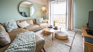 LUX Exec Balcony Suite for 2 with Parking, Wi-Fi - Bedford - 3