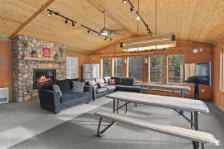 Silver Cabin – Dry Cabin with Bunks Fish On! - 7