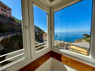 Vertigini Suites, Il Rifugio dell Amore per SOLE COPPIE , A 50m dalla Stazione e dalla Via dell Amore con Vista Mare e Intimità Appagante - Riomaggiore - 1