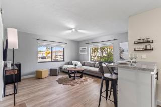 Comfort Meets Calm Ideal for a Restful Escape - Hallandale Beach - 2