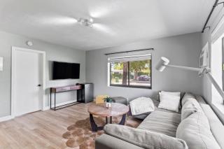 Comfort Meets Calm Ideal for a Restful Escape - Hallandale Beach - 8