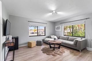 Comfort Meets Calm Ideal for a Restful Escape - Hallandale Beach - 3