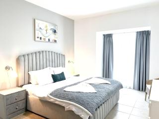 Sea view 1 BR Flat, Luxury amenities, Near Beach & Tram with FREE Parking in Dubai Marina - Dubai - 5