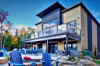NEW! Chalet Aurora 5 Bedrooms Hot tub Outdoor Pool - 0