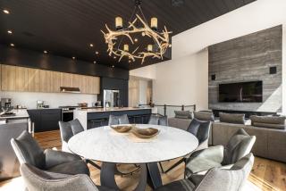 NEW! Chalet Aurora 5 Bedrooms Hot tub Outdoor Pool - 1