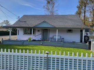 Cute Cottage with fully fenced yard - 9