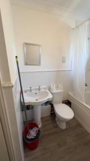 3 bedroom flat - 5 mins to Hythe - - 5