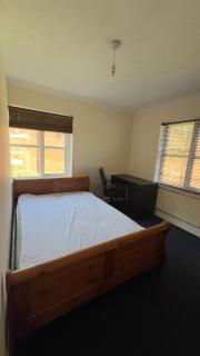 3 bedroom flat - 5 mins to Hythe - - 3