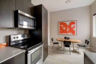 Retro Modern 2-Bedroom with 90 WalkScore - Portland - 1