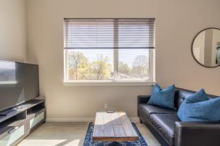 Sunny Studio Apartment - Food Carts, Coffee & Bars - 4