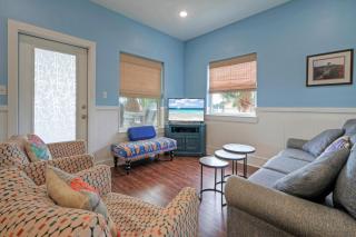 Luxe Coastal Stay w Private Pool Walk to Beach Leave of Absence by AvantStay - 2