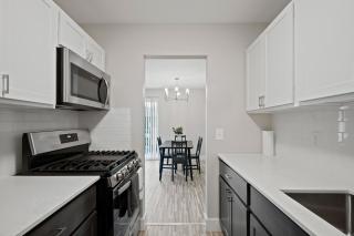 Cozy Stay Modern Comfort in the City - 6