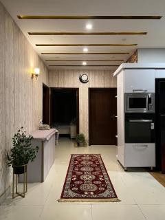 3 Bedded Luxurious Apartment Near Airport - Karachi - 2