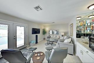 Luxe Retreat - Backyard Oasis - Palm Springs - 9