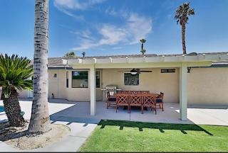 Luxe Retreat - Backyard Oasis - Palm Springs - 4