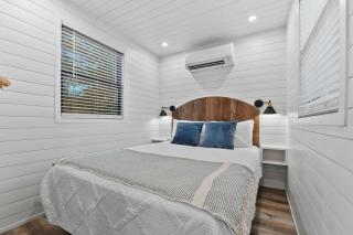 The Pecan Grove Container Home 15 min to Magnolia - Bellmead - 5