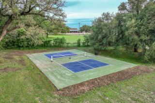 Container home with rooftop views and pickleball-Pecan Grove - 7