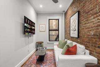 Stylish Escape Modern 2BR Condo on Prince Street - New York - 0