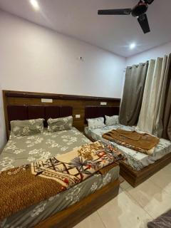 Hotel Kedareswram - - 2