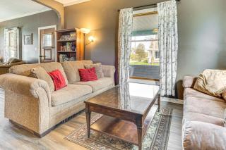 The Junction Victorian Home in Quaint Fortville! - 9