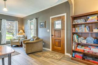 The Junction Victorian Home in Quaint Fortville! - 6
