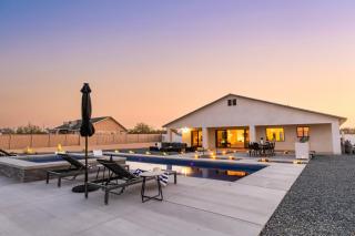 Sleek 4BR Desert Home w Pool BBQ Firepit Yucca Haven by AvantStay - Yucca Valley - 9