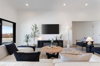 Sleek 4BR Desert Home w Pool BBQ Firepit Yucca Haven by AvantStay - Yucca Valley - 2
