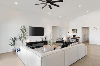 Sleek 4BR Desert Home w Pool BBQ Firepit Yucca Haven by AvantStay - Yucca Valley - 1