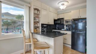 Breakers Condo with Ocean & Pool Views, Walk to Beach, Shops - Hilton Head Island - 2