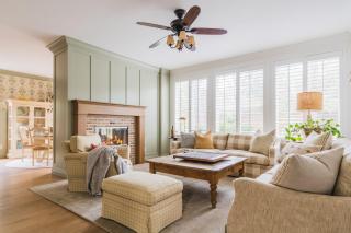 Spacious 4BR Home w Fireplace Work Space Backyard Dining - San Diego - 0