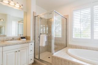 Spacious 4BR Home w Fireplace Work Space Backyard Dining - San Diego - 5