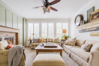 Spacious 4BR Home w Fireplace Work Space Backyard Dining - San Diego - 2